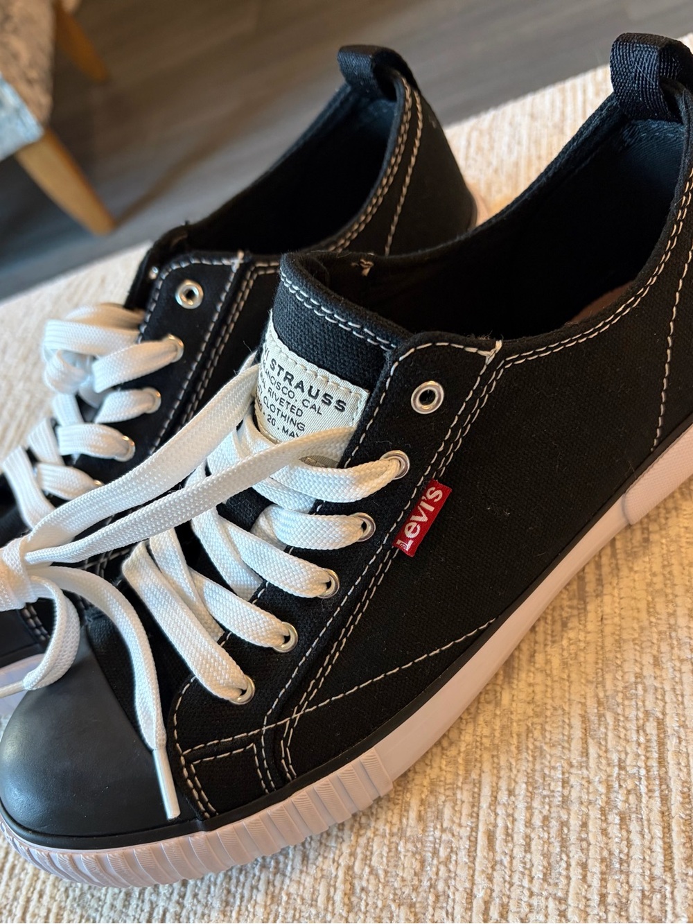 Levi Anika C Logo Black Retro Inspired Low-top Sneaker womans Sz 9